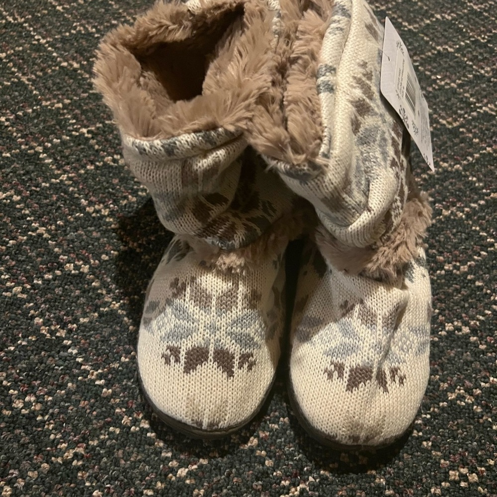 Cute very comfortable mother luxe booty slippers, size medium, 7-8